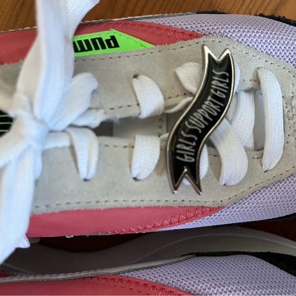 Puma Women’s Sneakers, size 7 - Picture 3 of 6